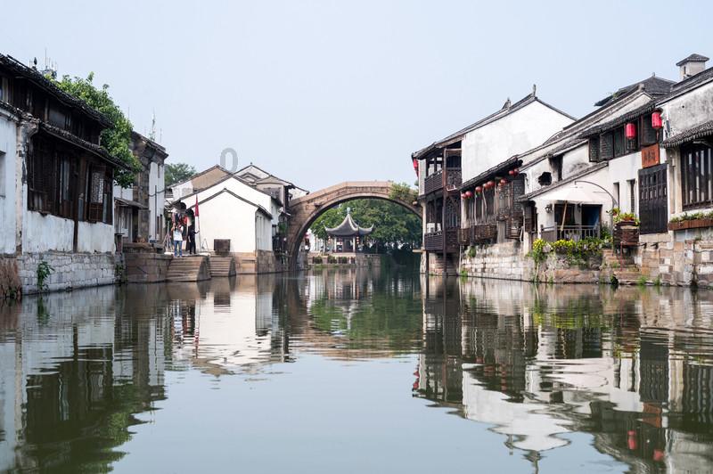 她将身体麻醉6小时,任由观众处置,期间没有拥抱只有暴徒的狂欢