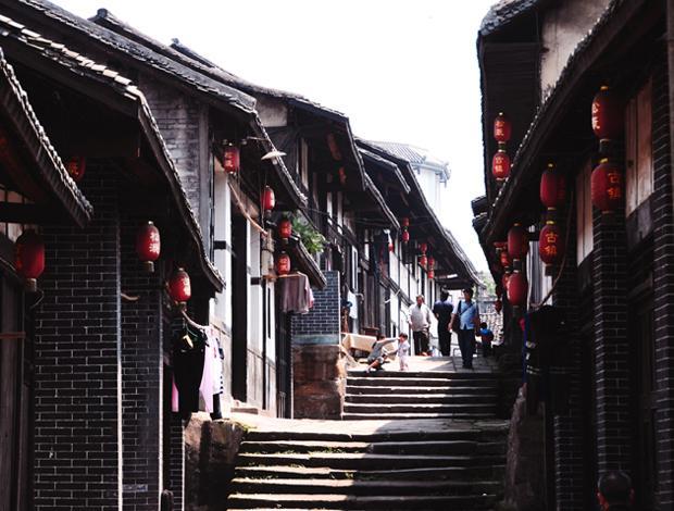 郭晶晶亮相马拉松,身价百亿素颜出镜,42岁状态好,丈夫手牵手